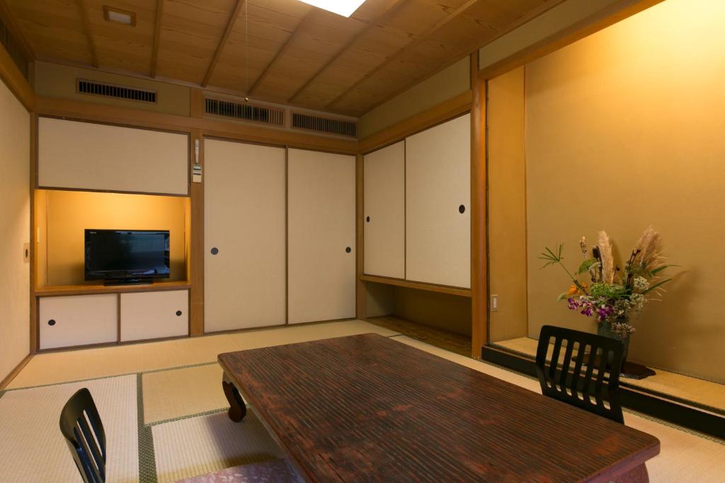 Shikanoyu Hotel Tatami Room Tv Flower
