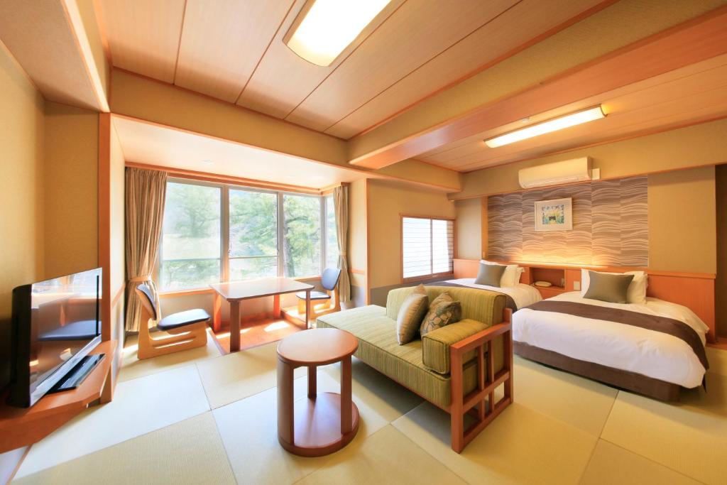 Shimobe Hotel Tatami Room Beds Window