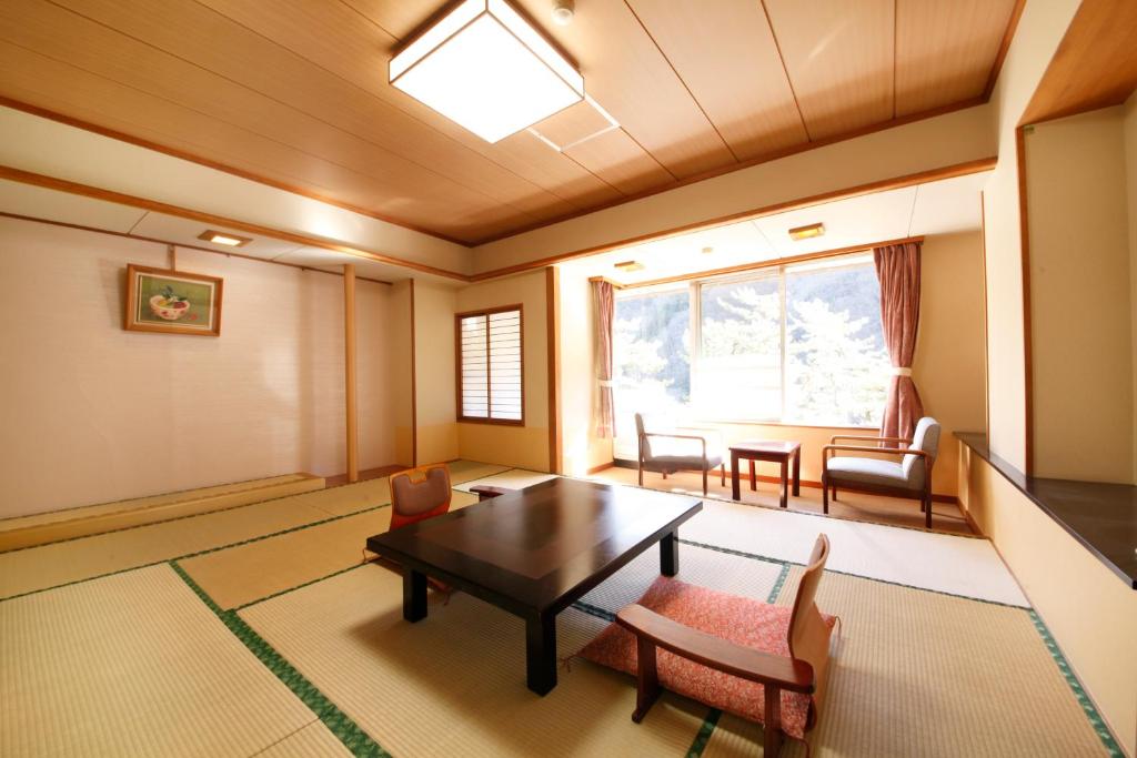 Shimobe Hotel Tatami Room Tea Table