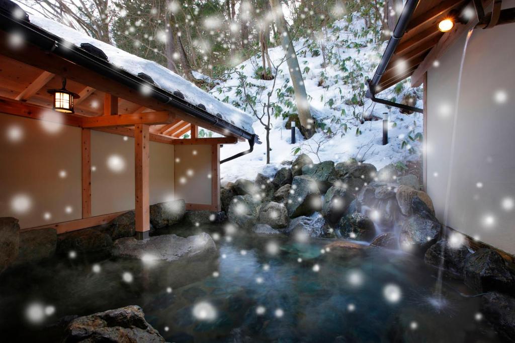 Shimofujiya Outdoor Onsen Snowfall