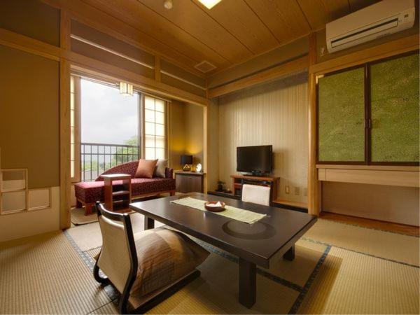 Shimofujiya Ryokan Tatami Room