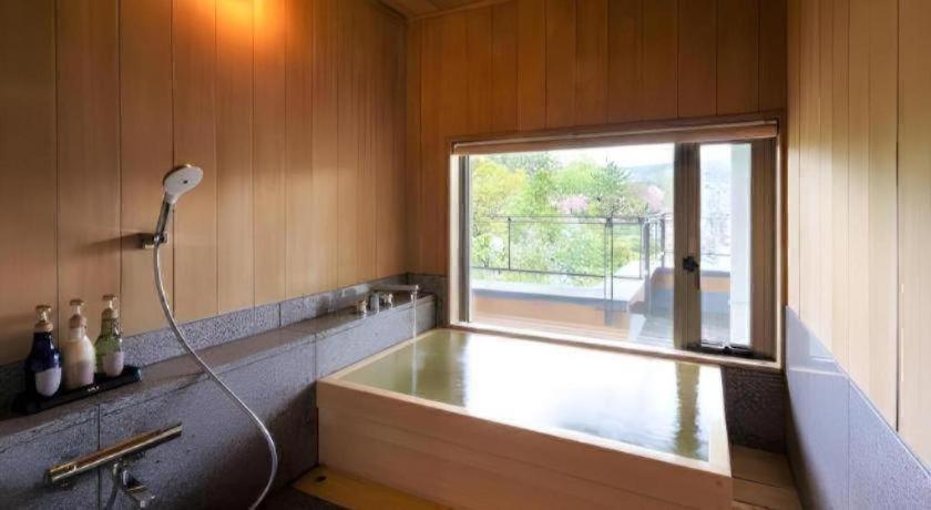 Shiratama No Yu Senkei Onsen Bathroom