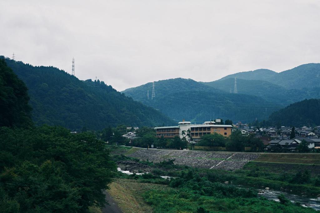 Shogawa Onsen Yumetsuzuri Exterior Mountain View