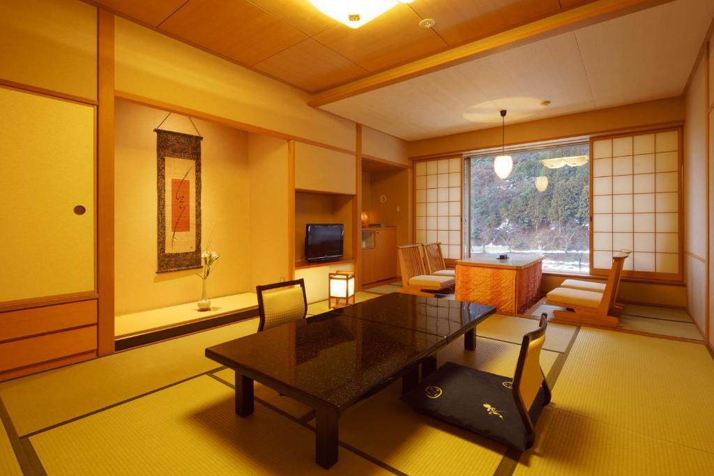 Shogawa Onsen Yumetsuzuri Tatami Room Window View