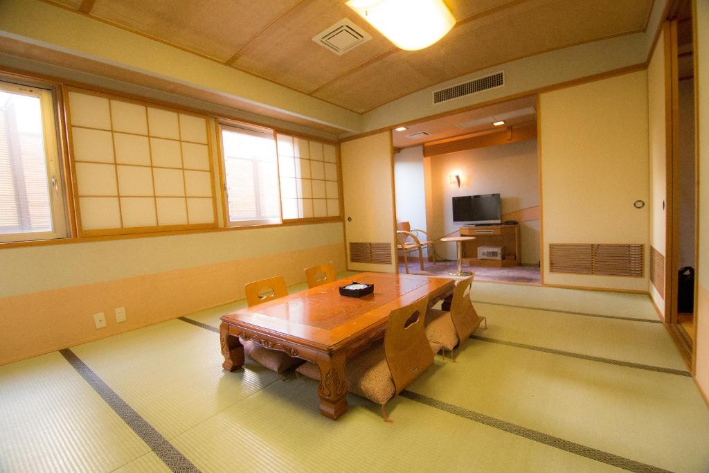 South Breeze Hotel Kochi Kaigetsu Tatami Room Tea Table