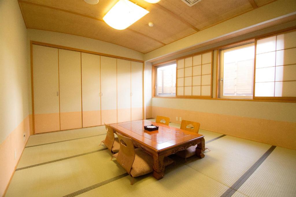 South Breeze Hotel Kochi Kaigetsu Tatami Room Tea Table