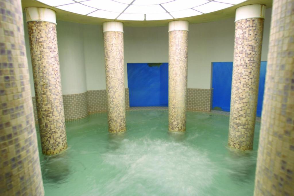 Spa Resort Hawaiians Indoor Pillar Pool