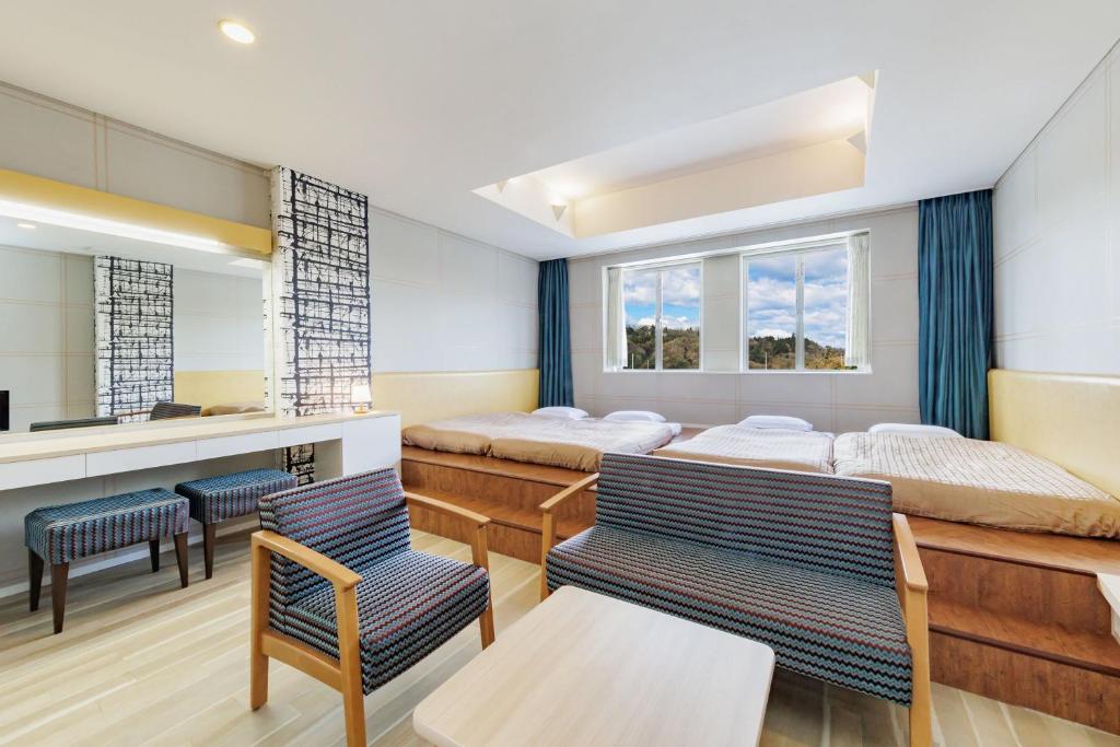 Spa Resort Hawaiians Modern Room Seating Beds