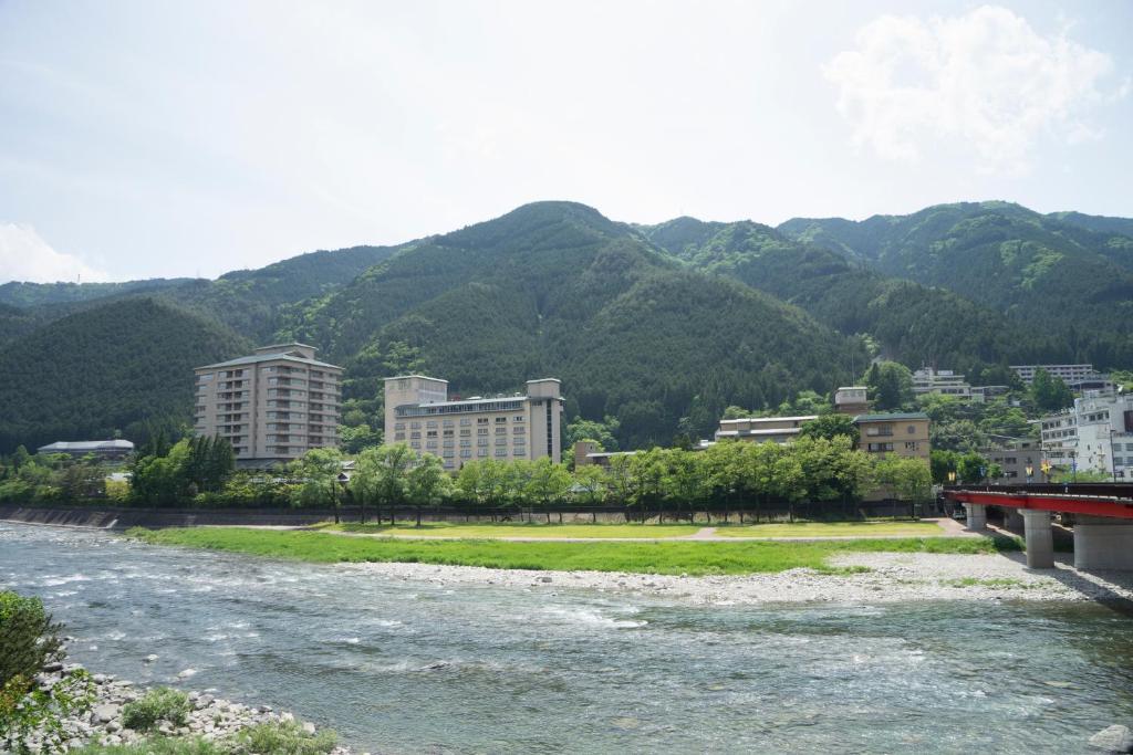 Suimeikan River Mountain View