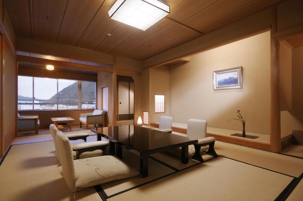 Suimeikan Tatami Room With Table And Chairs