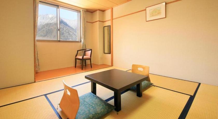 Taishoike Hotel Tatami Room Window View