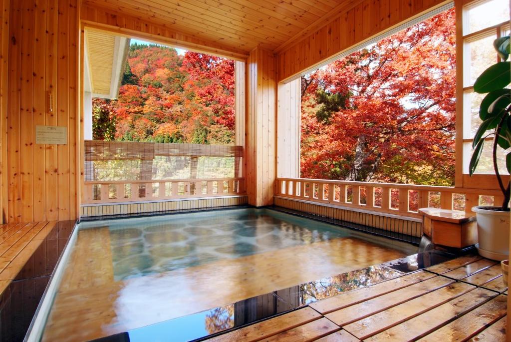 Takahan Onsen With Autumn View