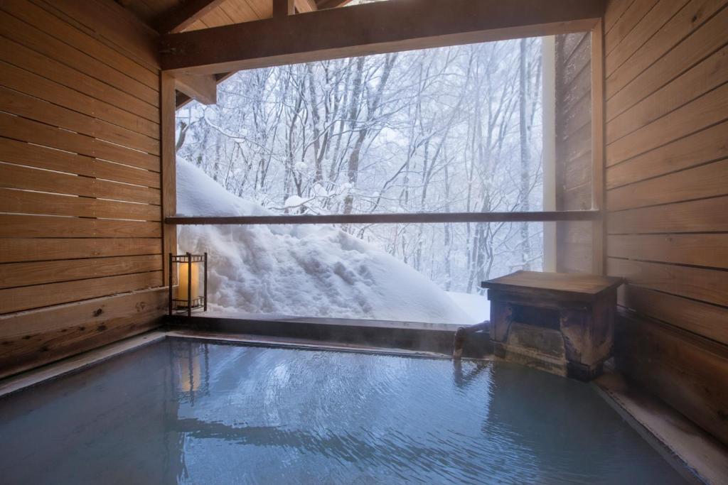 Takamiya Jurin Hotel Onsen Snowy View