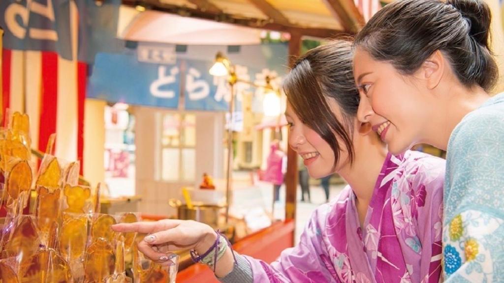 Tateyama Prince Hotel Visitors At Candy Store