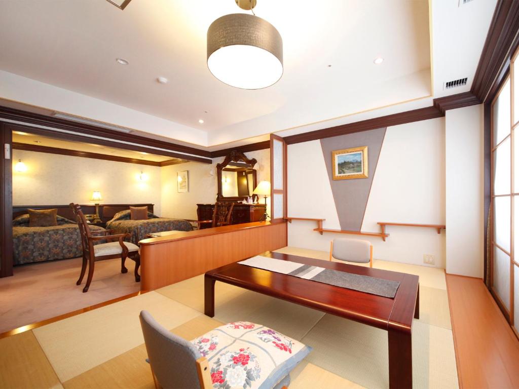 Tendo Hotel Tatami Room And Bed Area