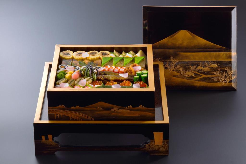Tendo So Traditional Bento Box