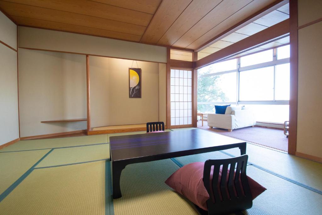 Toba Grand Hotel Tatami Room Table