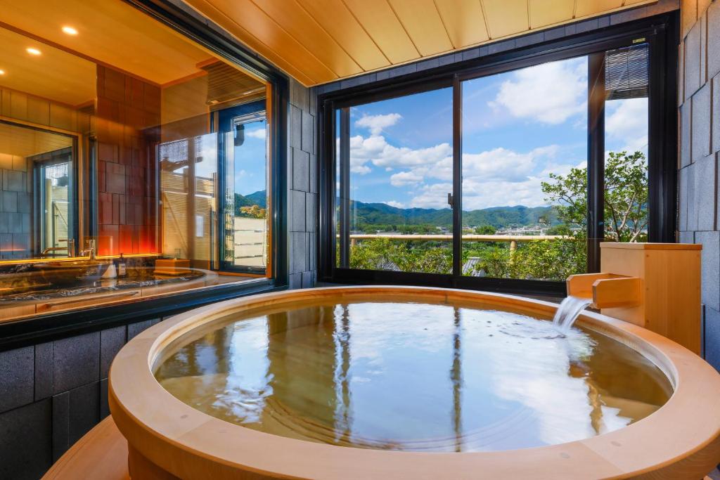 Togetsutei Onsen Bath With View