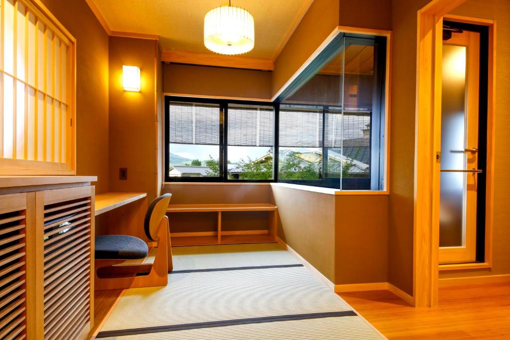 Togetsutei Tatami Room Desk Window