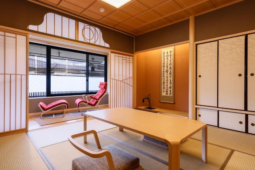 Togetsutei Tatami Room Red Chair