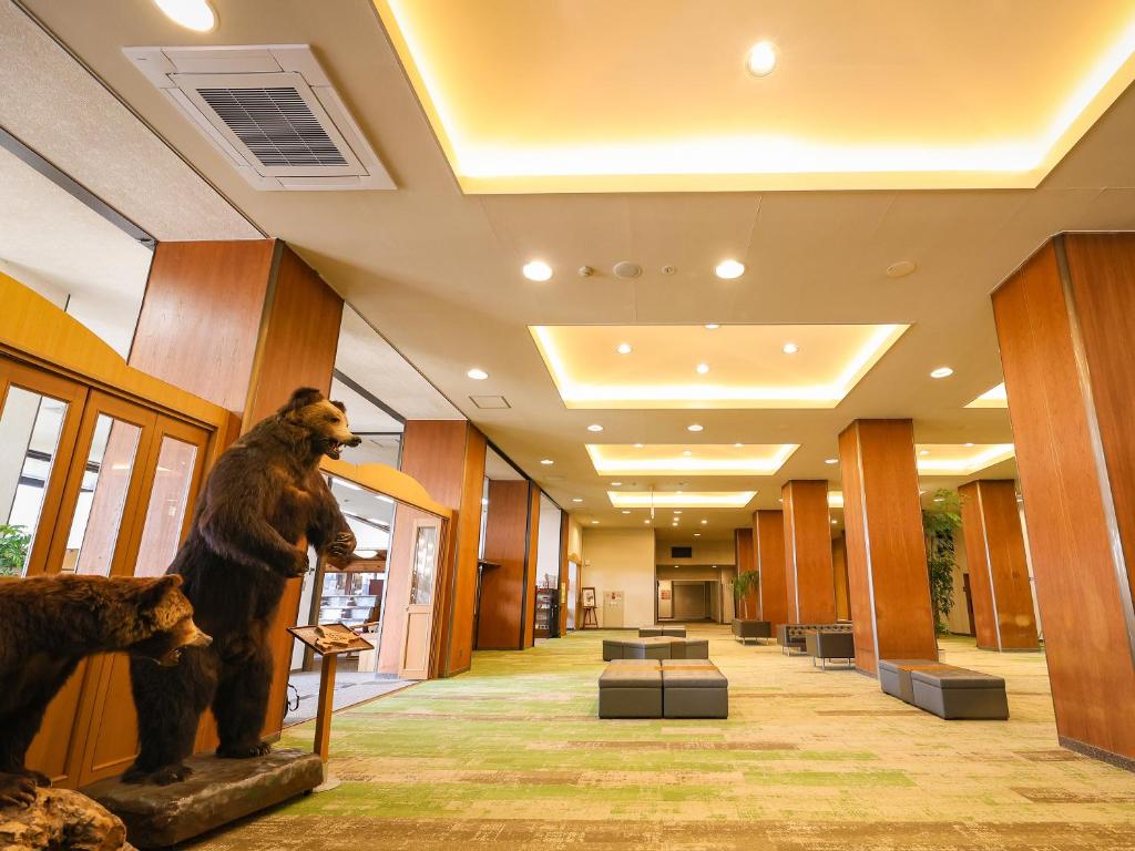 Tokachigawa Onsen Sasai Hotel Lobby Bear Statues