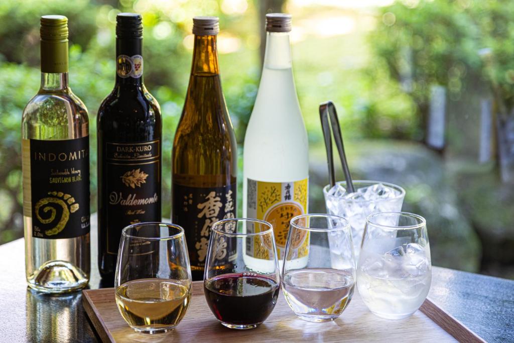 Tokiwabekkan Bottles And Glasses