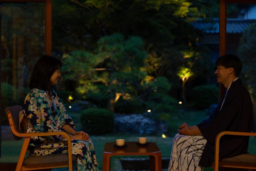 Tokiwabekkan Guests Drinking Tea
