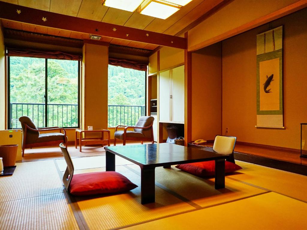 Torigoe Inn Sanrakuen Tatami Room Mountain View