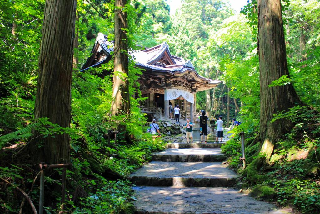 Towadako Lakeside Hotel Shrine Pathway