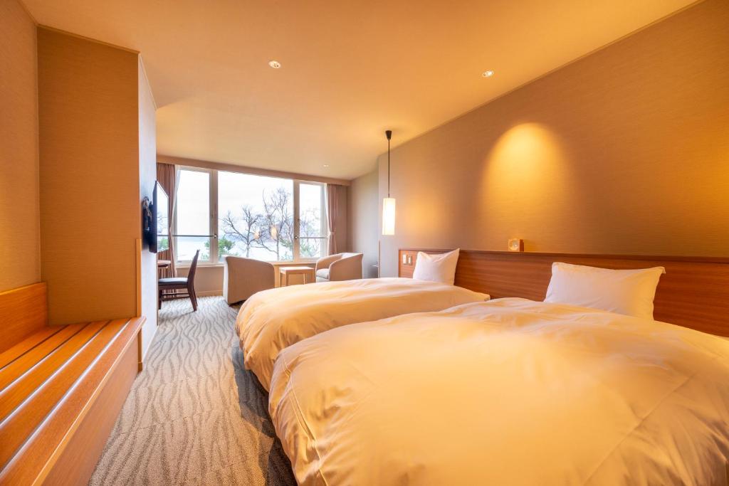 Toyako Manseikaku Hotel Lakeside Terrace Bedroom View