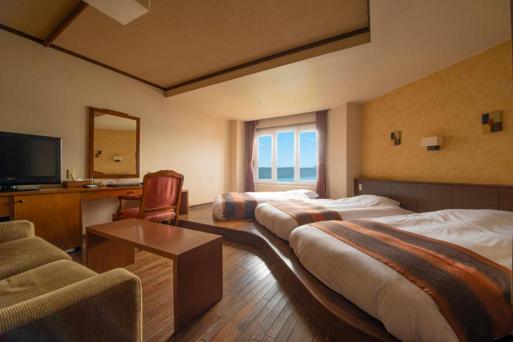 Toyako Manseikaku Hotel Lakeside Terrace Room View Beds