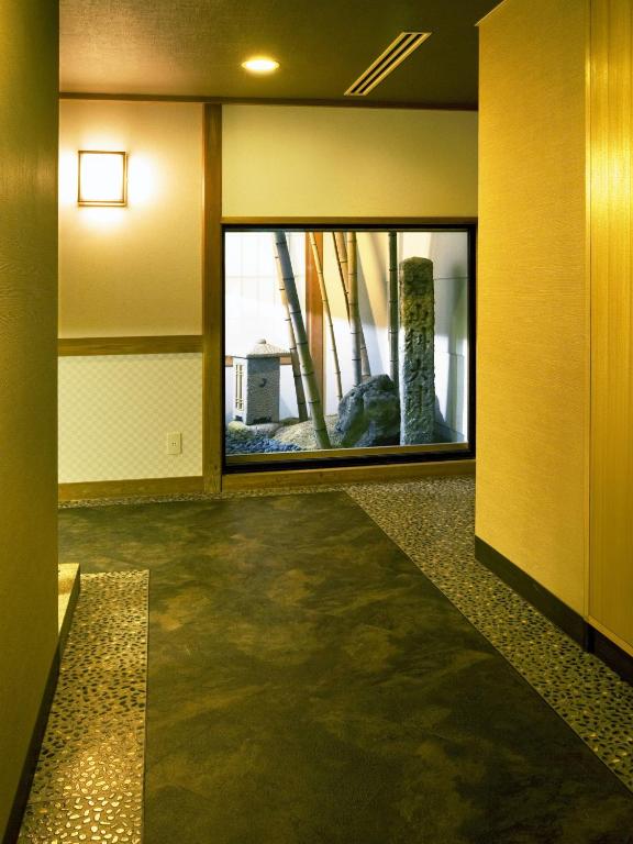 Traditional Japanese Ryokan Hirashin Kyoto Hallway Garden View