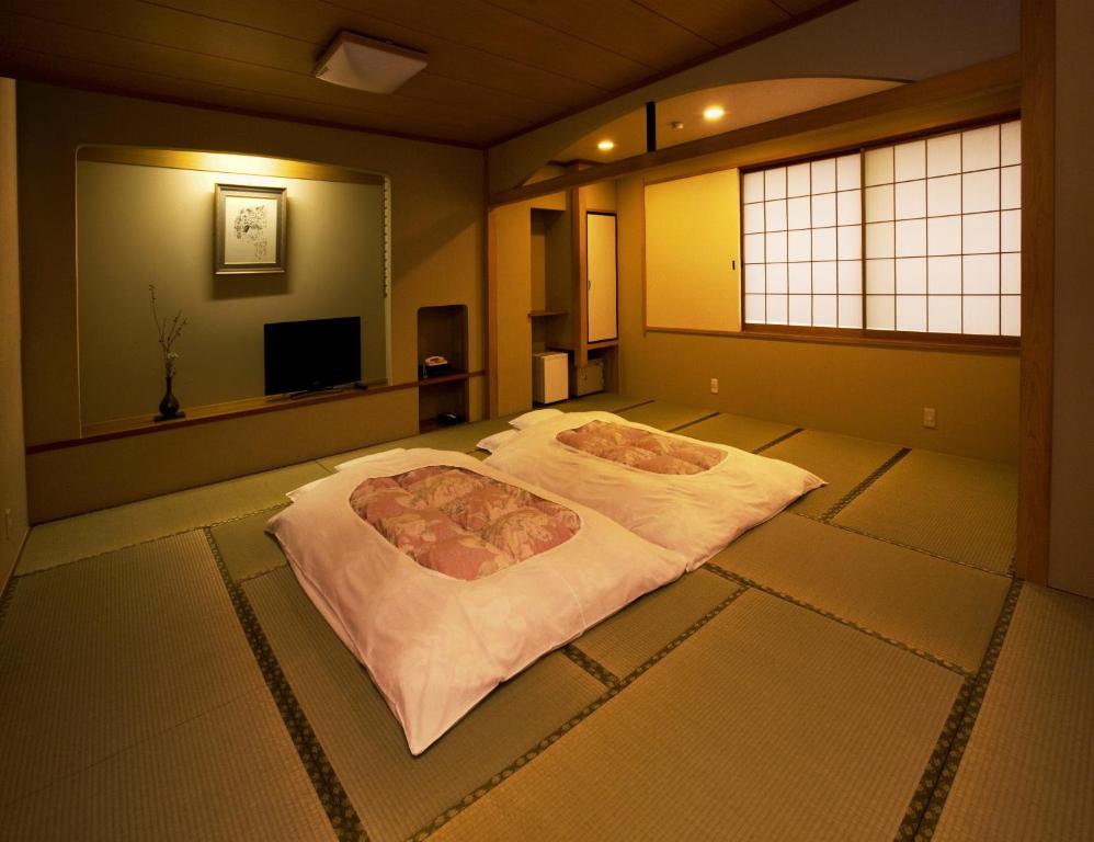 Traditional Japanese Ryokan Hirashin Kyoto Tatami Room Futons