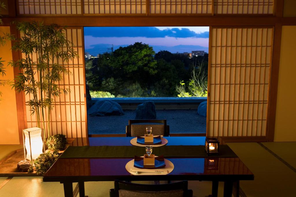 Tsukasa Royal Hotel Tatami Room Dining View