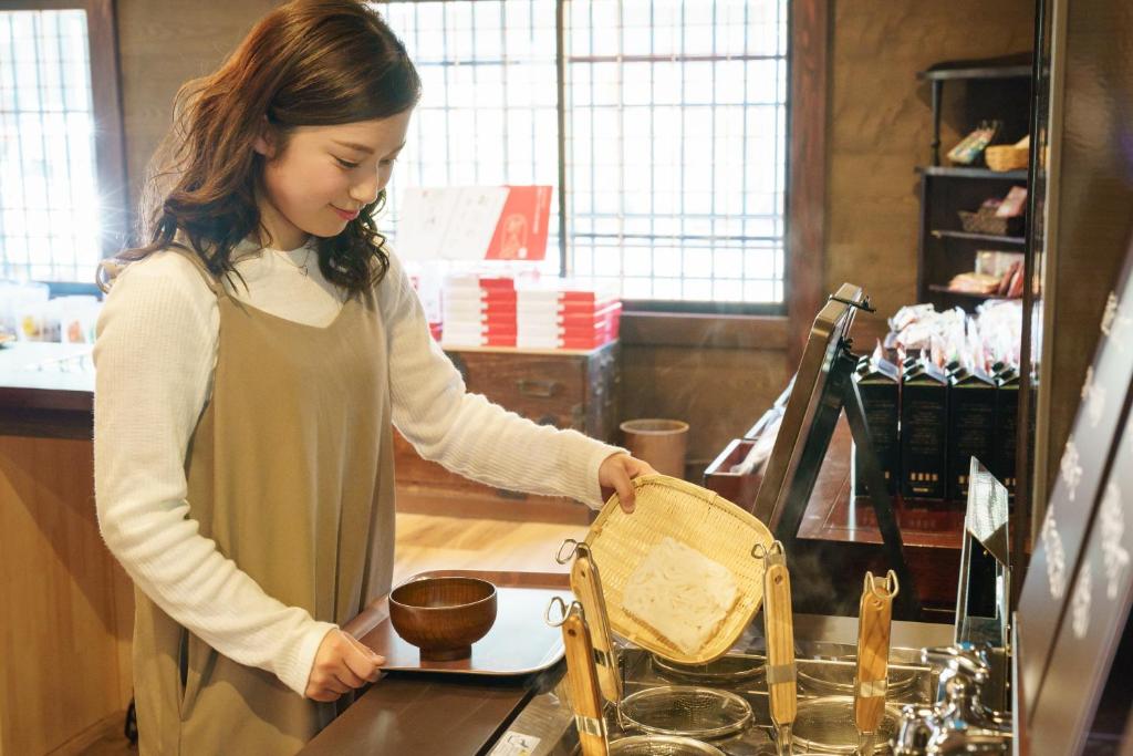 Tsukioka Onsen Yuasobi Yado Akebono Preparing Noodles