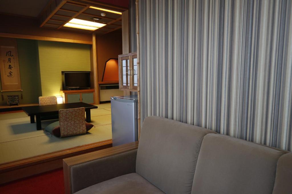 Tsukioka Onsen Yuasobi Yado Akebono Tatami Room And Sofa