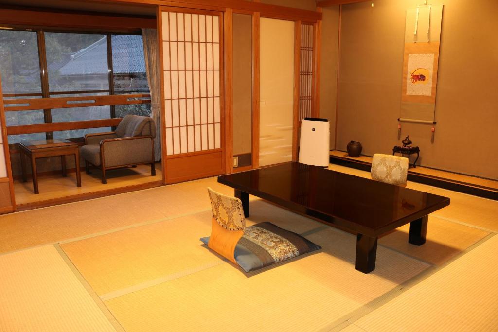 Tsutaya Ryokan Tatami Room