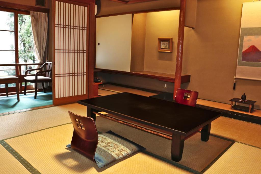 Tsutaya Ryokan Tatami Room Table