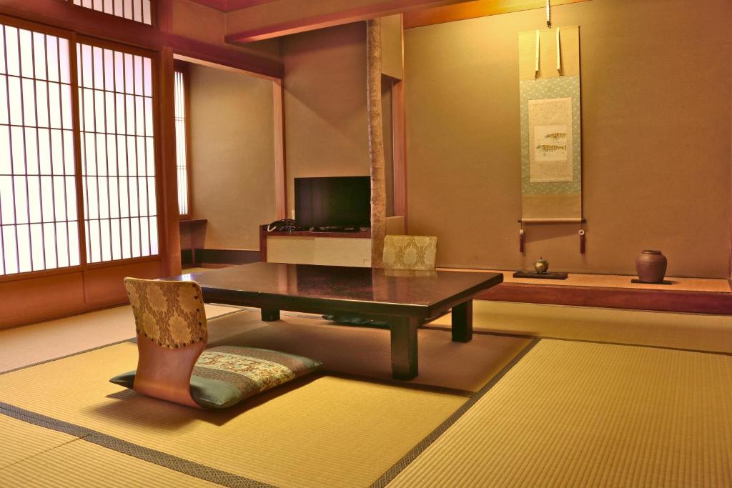 Tsutaya Ryokan Tatami Room Table