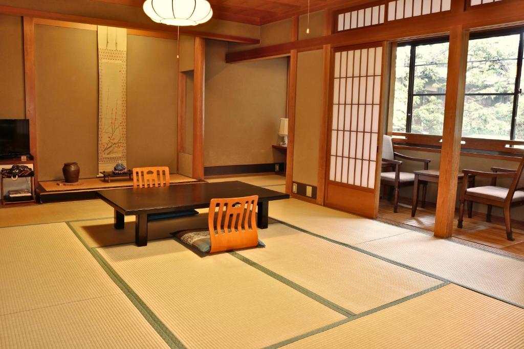 Tsutaya Ryokan Traditional Tatami Room