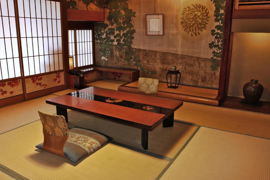 Tsutaya Ryokan Traditional Tatami Room