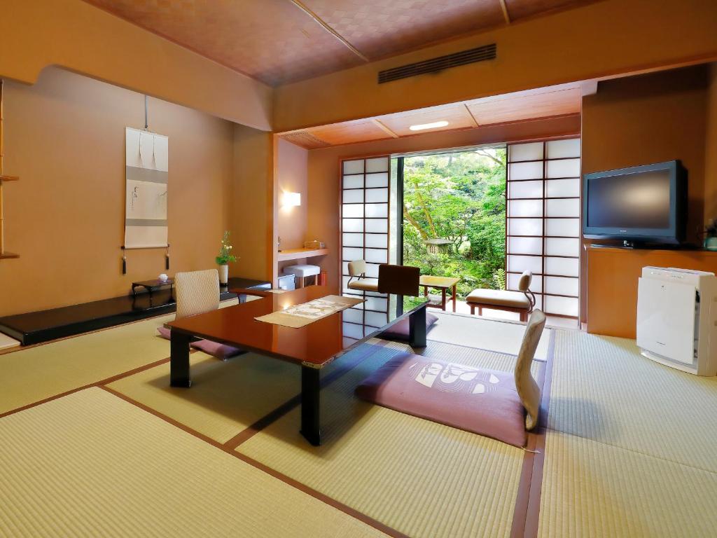 Ureshino Kanko Hotel Taishoya Tatami Room Garden View