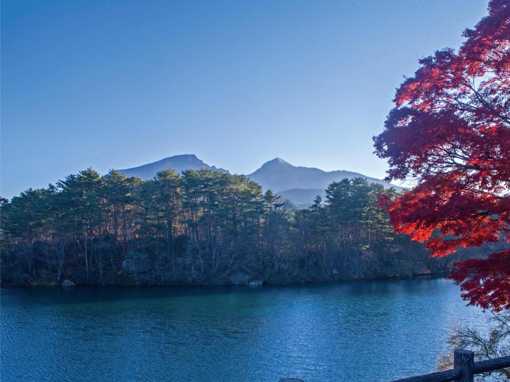 Villa Inawashiro Lake Mountain Red Tree