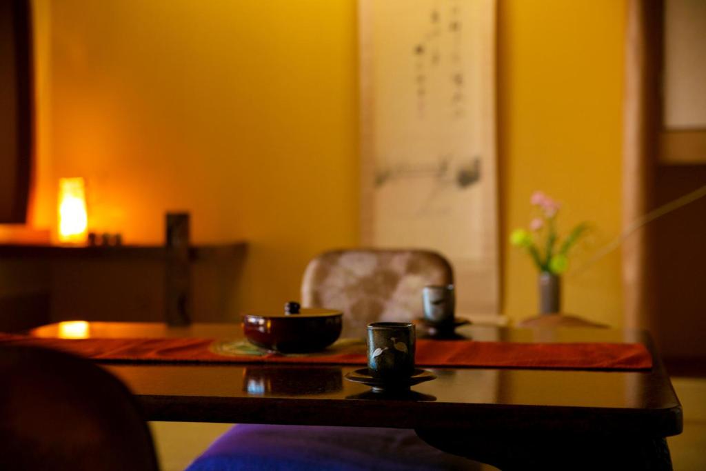 Wataya Dining Room Table Setting