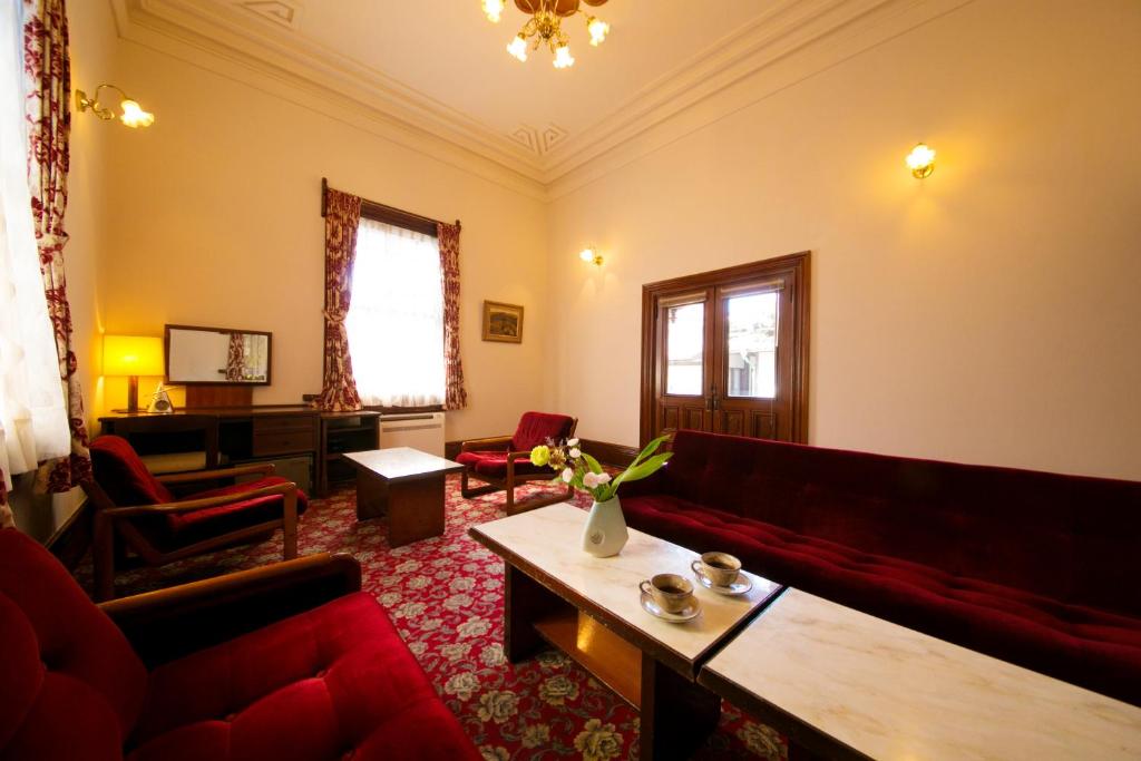 Wataya Red Sofa Lounge