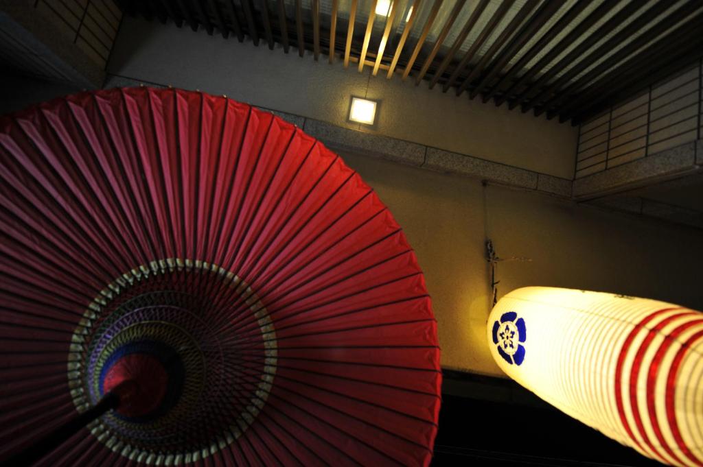 Watazen Ryokan Established 1830 Red Umbrella And Lantern