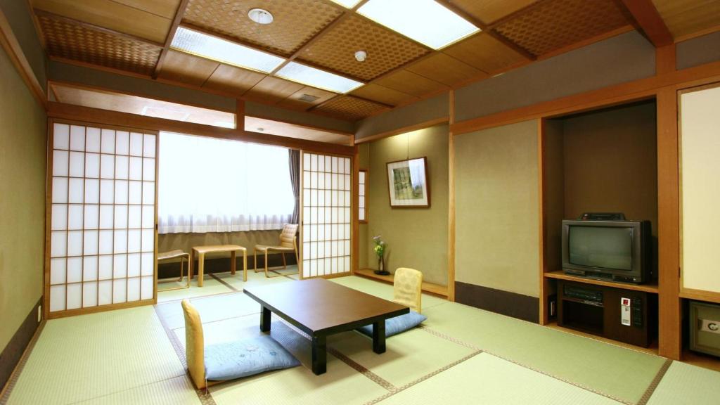 Watazen Ryokan Established In 1830 Tatami Room Tv