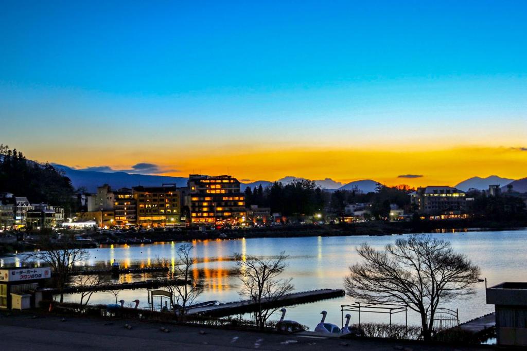Yamagishi Ryokan Lakeside Sunset View