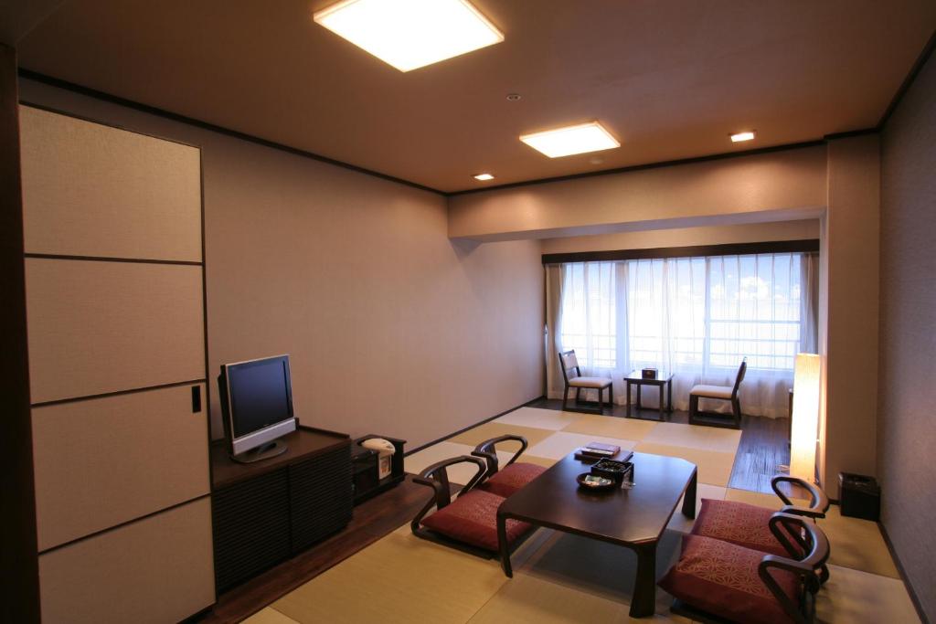 Yamagishi Ryokan Tatami Room Tv
