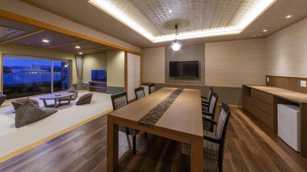 Yanagiya Modern Dining And Tatami Room